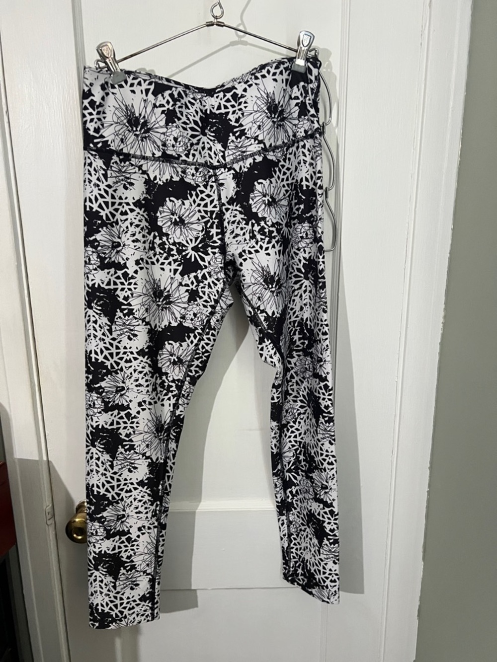 Mondetta Black & White Floral Print Athletic Leggings Size Medium